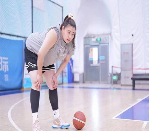换队首秀轰37+12！中国女篮2米01女版奥尼尔闪耀：宫帅该招进她