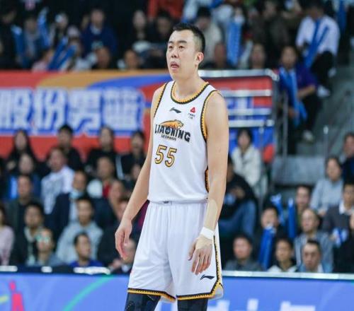 上季季后赛出局后动情落泪韩德君：该陪陪家庭&孩子&老爸老妈了