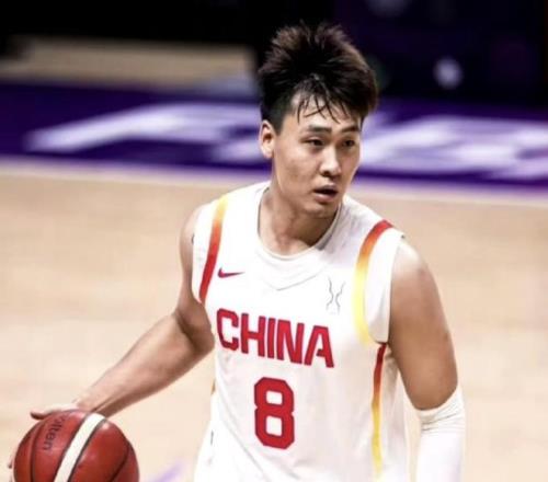 北京记者：陈盈骏已回到北京男篮训练，赵睿将本月下旬归队