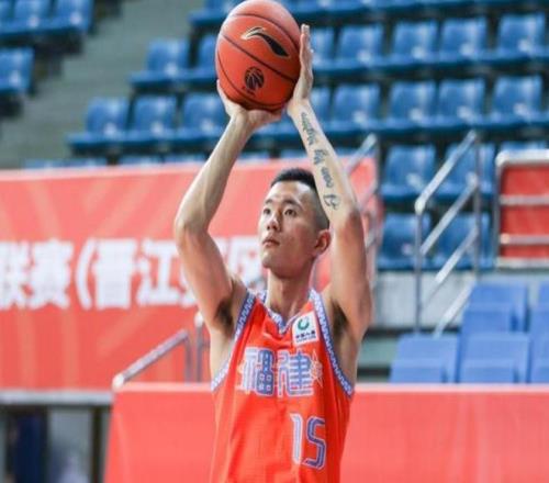 山东高速签下“三分王”陈林坚，王俊杰表示25岁之前不会打CBA