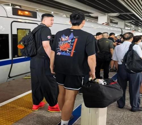 来了！广东新援已经跟队在车站和杜锋热聊