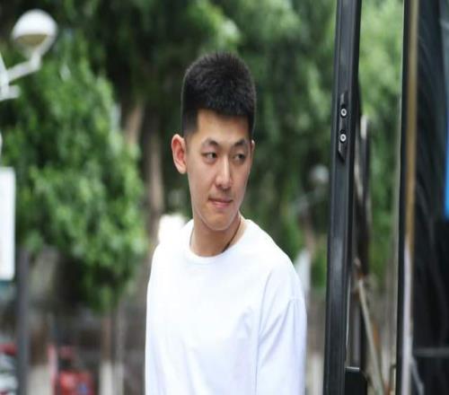 辽宁男篮续约2.14米中锋，李晓旭有望再战1年，姜宇星跟队迎首秀