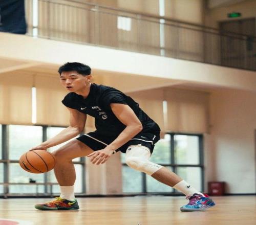 期待满血回归！经纪公司晒崔永熙恢复训练照