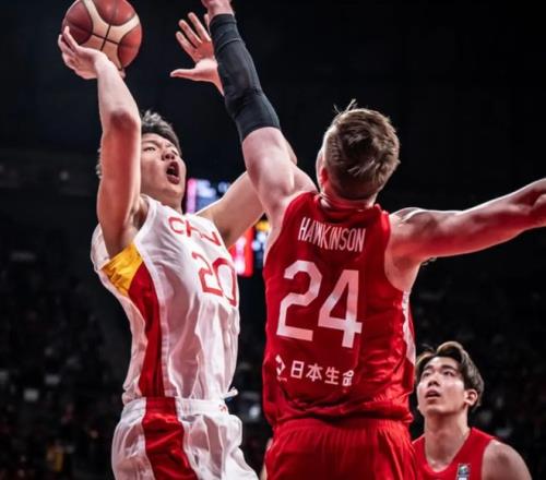 日本又归化2米06前锋，中国男篮归化却无下文，球迷：还在找血缘