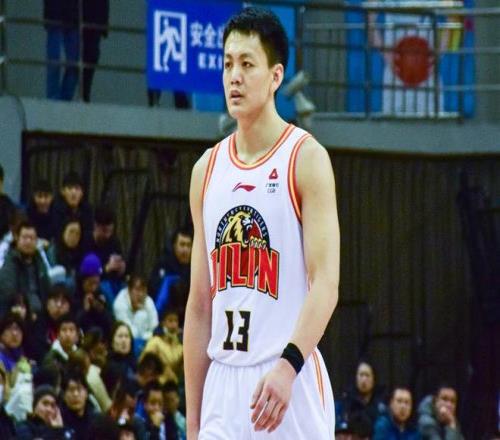 若辽篮和姜宇星签下顶薪签约年限最短1年最长4年薪水最高600万