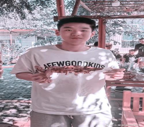 局气杜锋回新疆老家请宏远全队烤全羊,奖励18岁王洪泽最大的羊腿