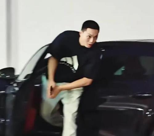 胡明轩开保时捷去训练媒体人透露丁彦雨航决定退役