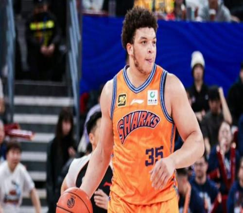 媒体人：洛夫顿已与上海男篮续约，下赛季薪资达百万美元