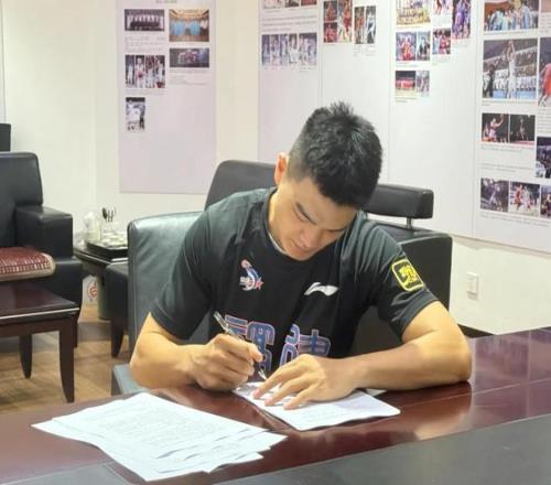 官方：福建男篮与后卫黎伊扬完成续约