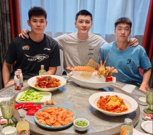 禁赛3年后续：辽篮送张峻豪黄秋实去西班牙U22联赛杨鸣宴请送行