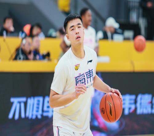 媒体人：广东和张文逸将1年C类合同续约后者拒了其他队更高报价