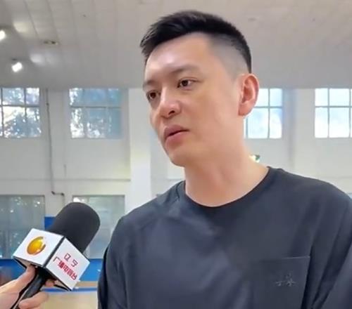 杨鸣宣布周俊成退役！生涯投篮效率拉胯，现活跃野球场场次极多！