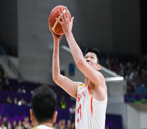 内线中流砥柱！胡金秋首节出战5分钟4投全中拿到8分1断！