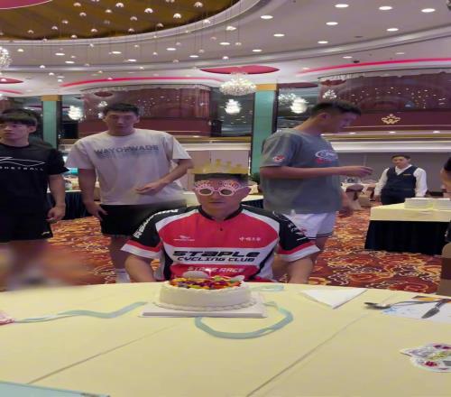 广东全运男篮一起为杜锋庆生周鹏为其戴生日帽和徐昕握手交流