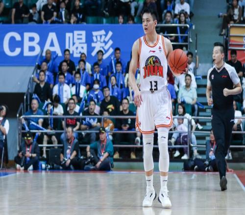 媒体人:吉林男篮正在和几支球队商讨交易姜宇星的顶薪独家签约权 媒体人:吉林男篮正在和几支球队商讨交易姜宇星的顶薪独家签约权