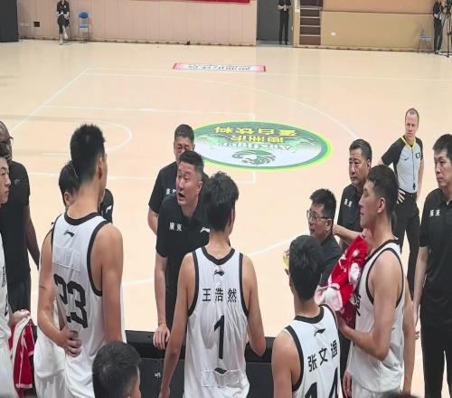 徐昕和杜锋冲突昨日团结杯暂停两人正面对峙后被队友推开