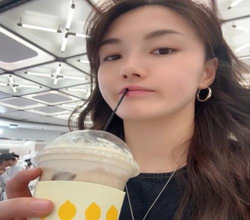 张曼曼社媒晒近照：人就应该循环在自己的喜欢里