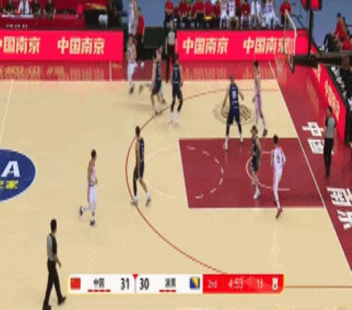 连珠炮！高诗岩外线开火三分3连击帮助球队占据场上主动