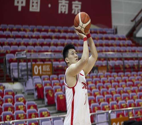 媒体人：雷蒙不占球权能拉开空间&领防中国男篮需要这样的角色