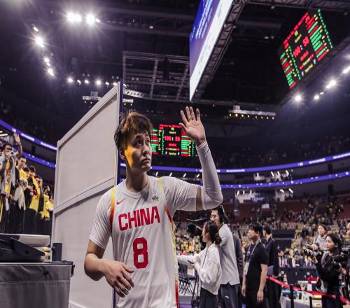 媒体人：赵睿、张宁、刘礼嘉缺席今晚的热身赛徐杰顶替赵睿出战