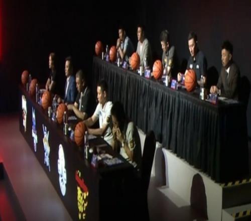 聊啥呢广东男篮代表在CBA选秀大会现场悄悄地接了个电话