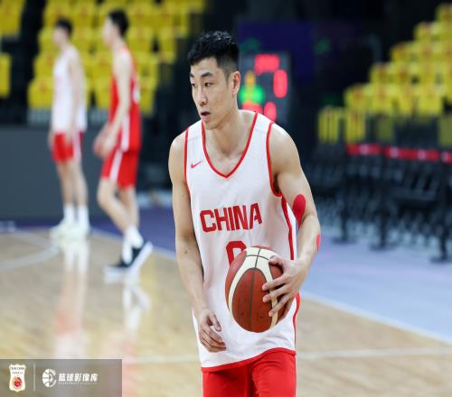 三分三连击成亮点！高诗岩全场贡献11分2板但也有多达6次失误