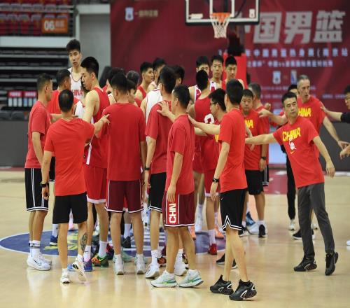 探长：中国男篮已顺利抵达沙特吉达完成了在当地的首堂训练课