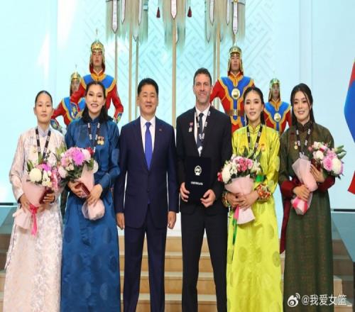 历史性获得世界亚军后蒙古三人女篮受蒙古国总统接见