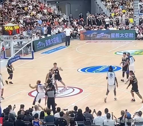 广东男篮热身赛火爆冲突：赵睿遭对手挑衅周鹏挥拳回应