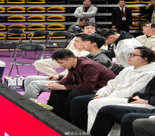 好久不见！郭艾伦与丁彦雨航一同现身广州男篮主场观战