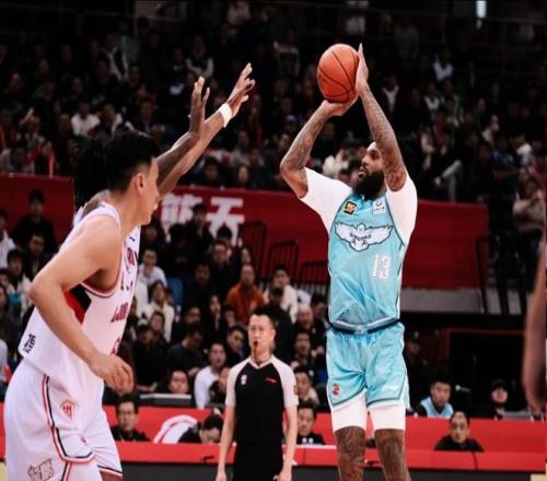 首位抵华外援！青岛弃将因伤被顶掉位置，邱彪能让他重回巅峰