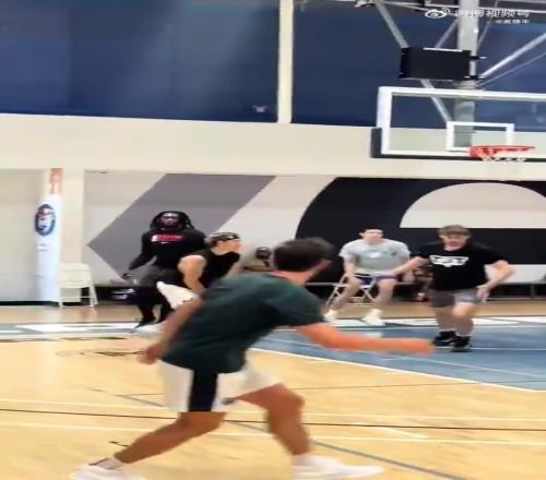 不断升级！徐昕在训练中封盖前NBA球员哈雷尔并在进攻端打中