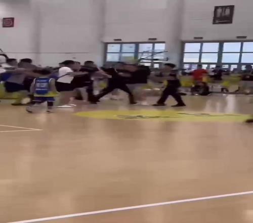 NYBO全国总决赛家长爆发斗殴冲突一旁比赛的小球员被吓坏