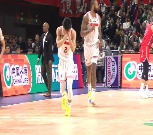 徐杰接球命中超远反超三分！直接“晚安安”致敬库里