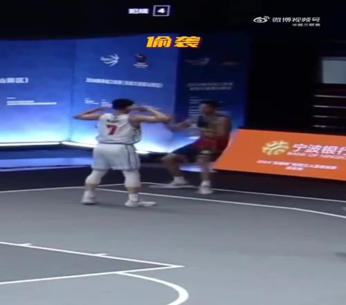 机智如我青岛国信雄鹰球员造犯规不成将球砸到防守人出界