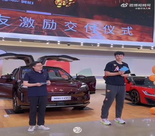 昊铂对广东宏远的激励交付仪式今日圆满完成张明池代表球队领奖