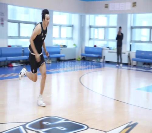 小丁17折第一组64秒09为四组中最好成绩但达标需整体为64秒