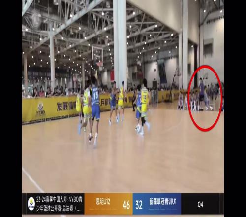 令人发指！NYBO总决赛一教练在替补席扔球进场砸倒场内比赛小球员