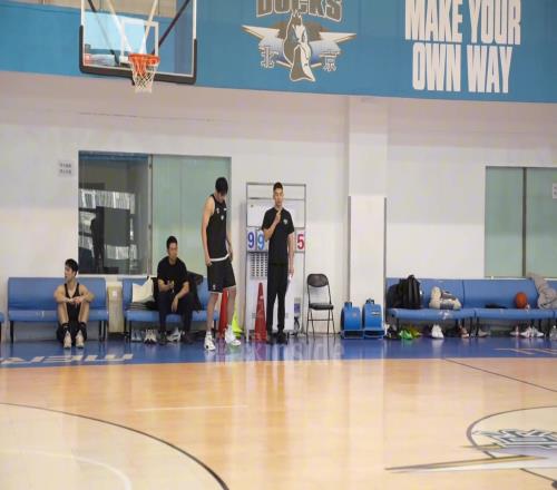 动作都机械化了！来看丁彦雨航17折最后一组表现速度下滑严重