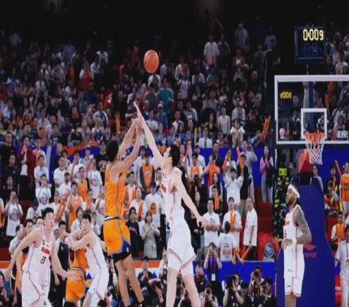 超级外援重返CBA多家俱乐部争抢，季后赛超远三分绝杀广东