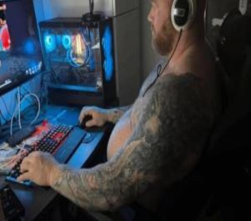 《权游》“魔山”演员晒打游戏照片：我爱玩《CS》