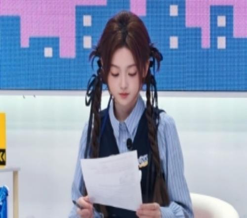 KPL解说灵儿晒照：今日份评论席要继续见面哇