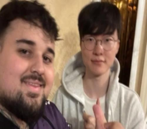 VKS经理晒Carlos和Faker合影并配文：GOAT