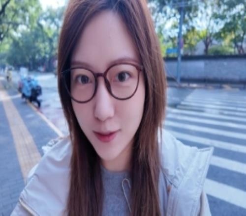 DOTA2解说璨璨晒照体验豆汁：信心满满初见端倪小口尝试再也不喝