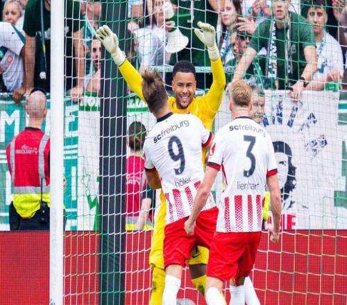 点球杀手！弗赖堡门将连续5次扑出点球，创德甲历史记录