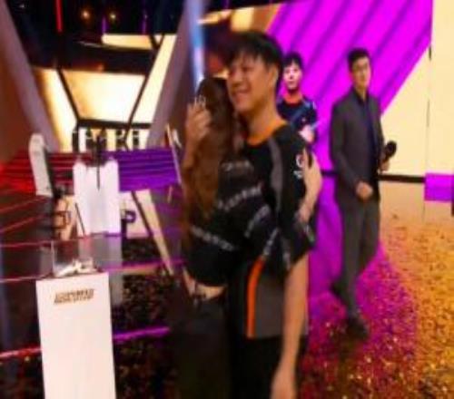 荣耀时刻！XiaohaiEWC街霸6捧杯后，在台上紧紧拥抱妻子