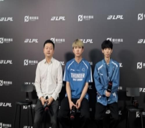 TT赛后群访Aki：要调整的地方有点多希望最后一场当天状态好点