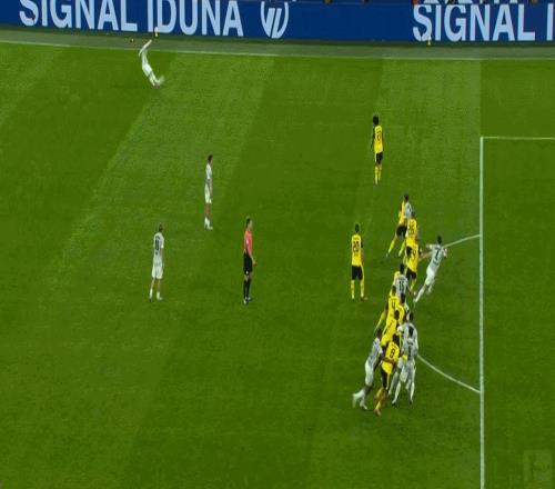 狼堡对阵多特的扳平进球无效，回放显示皮球已90%越过门线