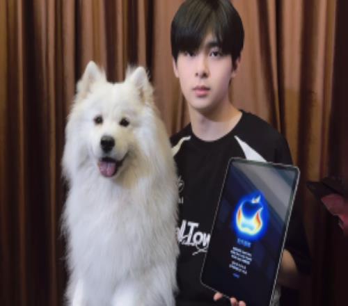 现场打和平精英展示性能苹果发布会邀请JDG和平精英分部选手伞兵