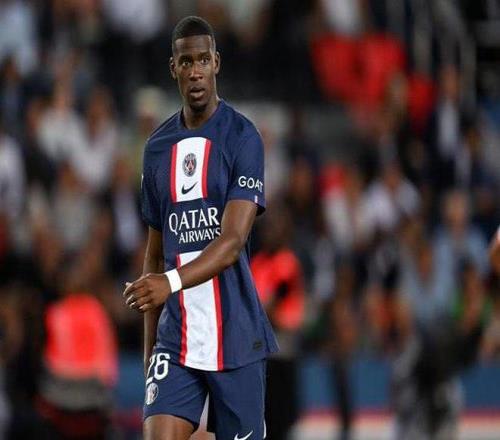 记者：桑德兰与巴黎圣日耳曼就其后卫穆杰莱转会达成原则协议